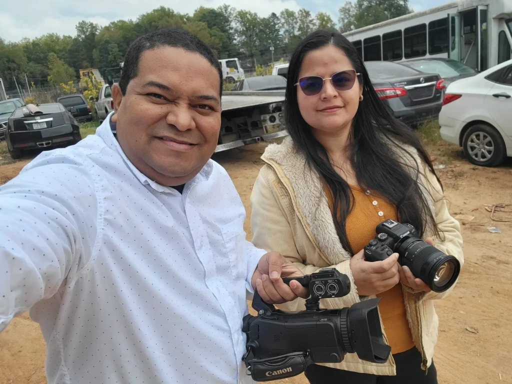 Equipo de Global Technology Media Group durante una producción de video